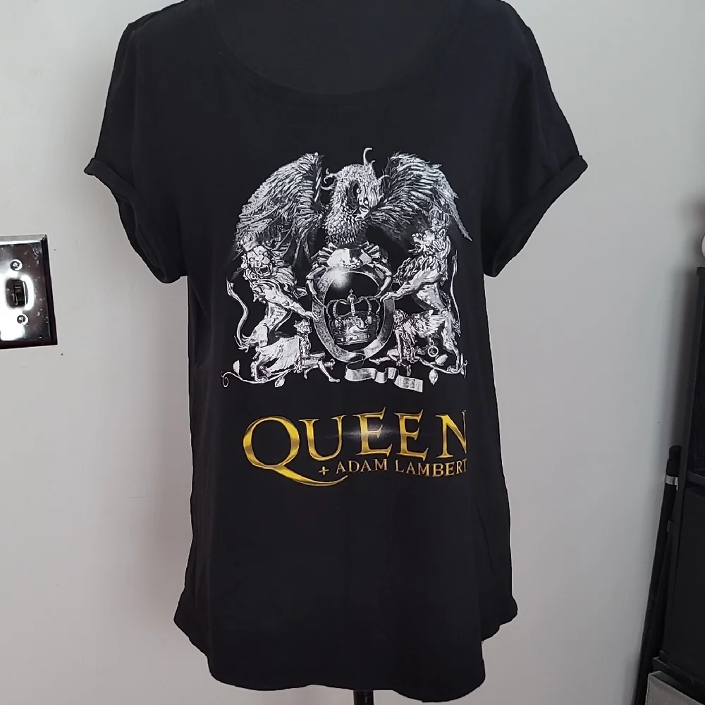 Queen And Adam Lambert Black Graphic Tee with Gold and White Design - Picture 1 of 8
